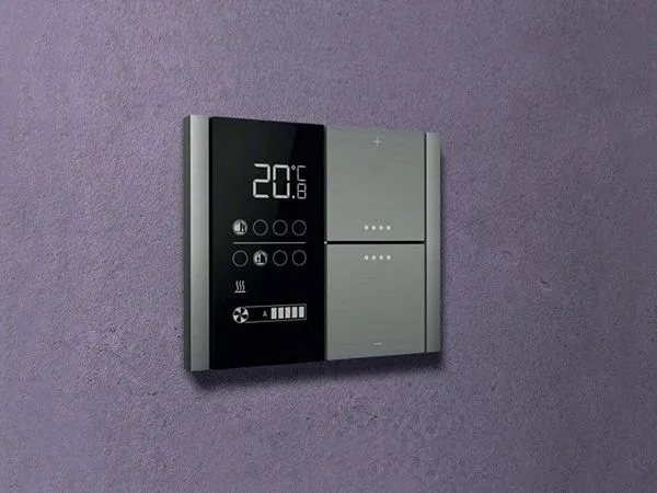 Один настенный термостат KNX вместо нескольких пультов разных систем