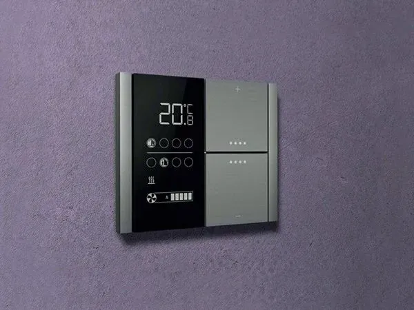 Один комнатный термостат KNX, управляющий температурой и влажностью