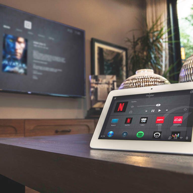 Сенсорная панель Control4 в гостиной