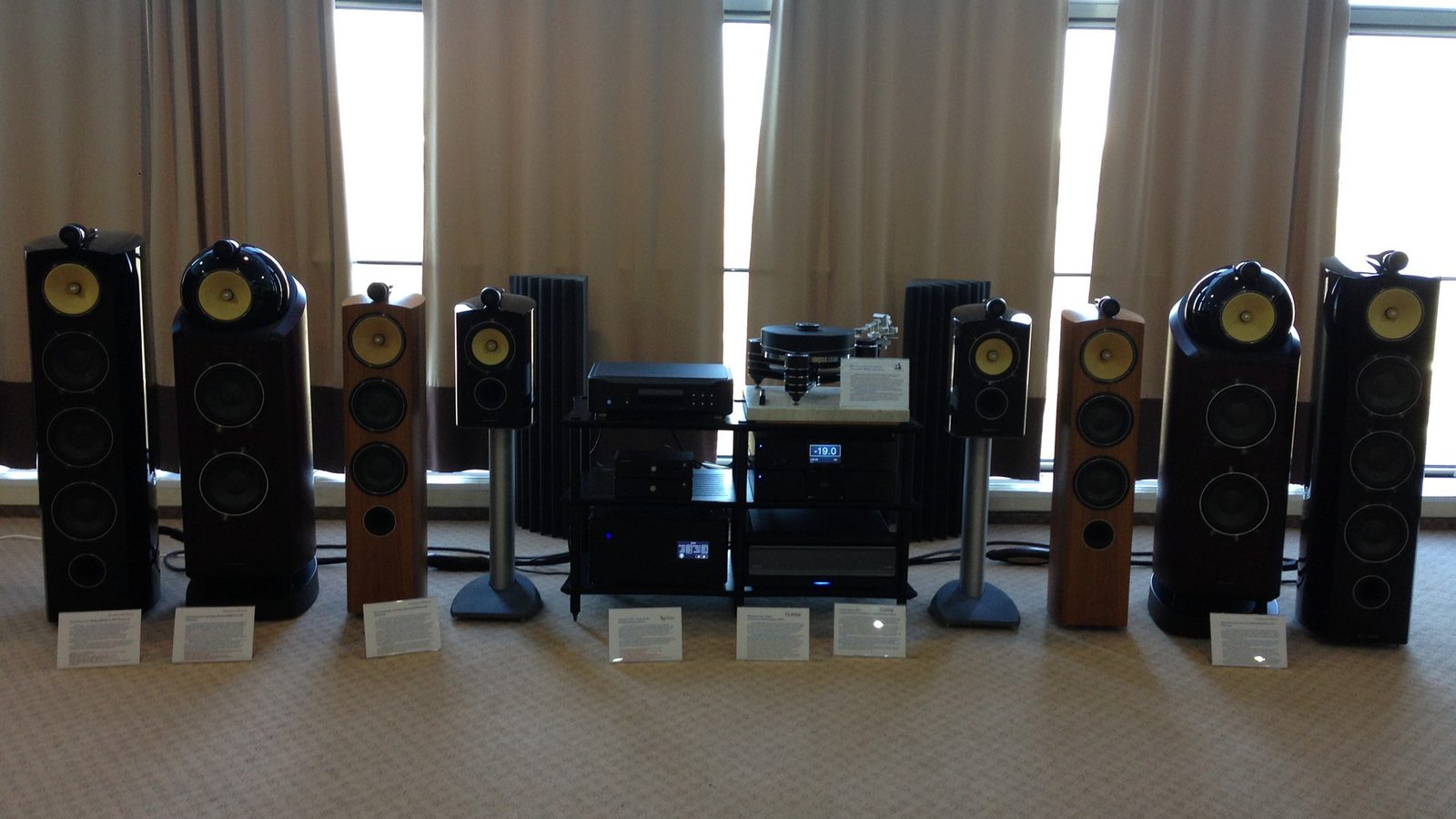 Комната прослушивания с акустикой Bowers & Wilkins
